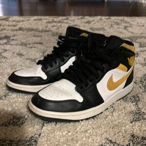 Nike Jordans 1 Mid “White Pollen Black”